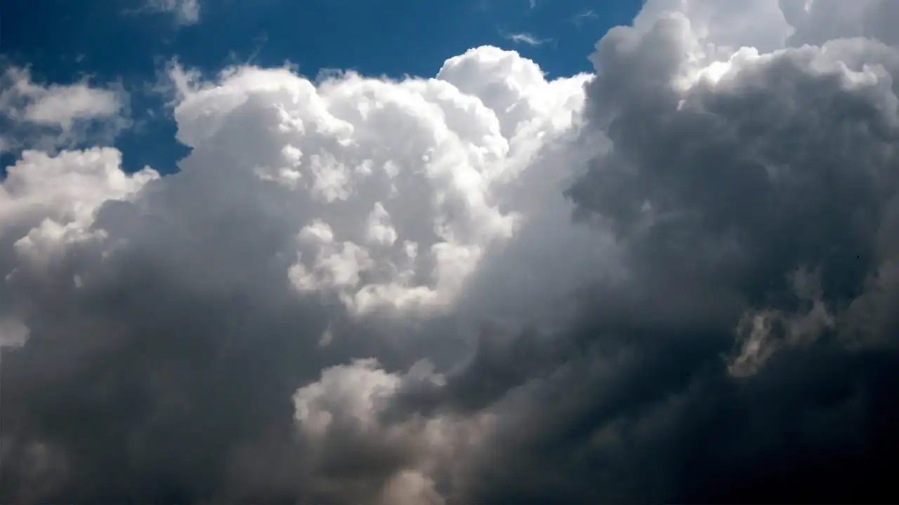 ضباب وأمطار متفرقة في الإمارات ضمن حالة طقس متقلبة حتى 6 إبريل